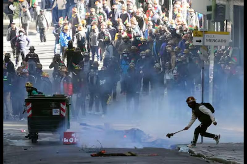 Bolivia- al menos un herido tras choques entre policiacuteas y manifestantes en La Paz que reclaman la renuncia del presidente