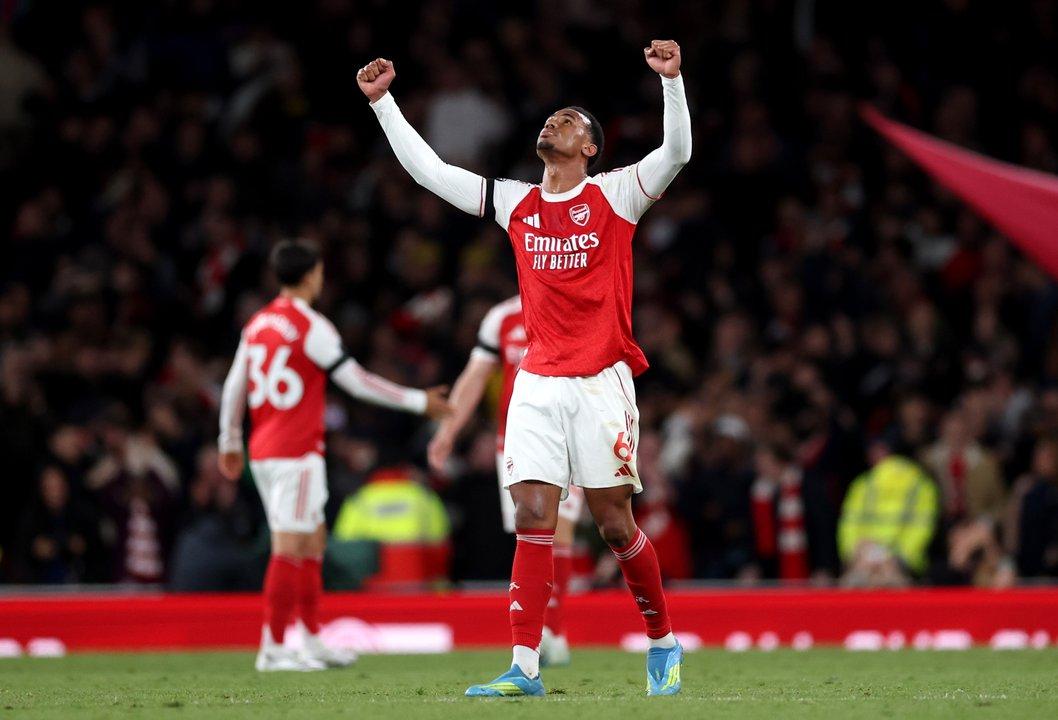 Arsenal le ganoacute al Burnley y quedoacute a un triunfo de ser campeoacuten de la Premier League