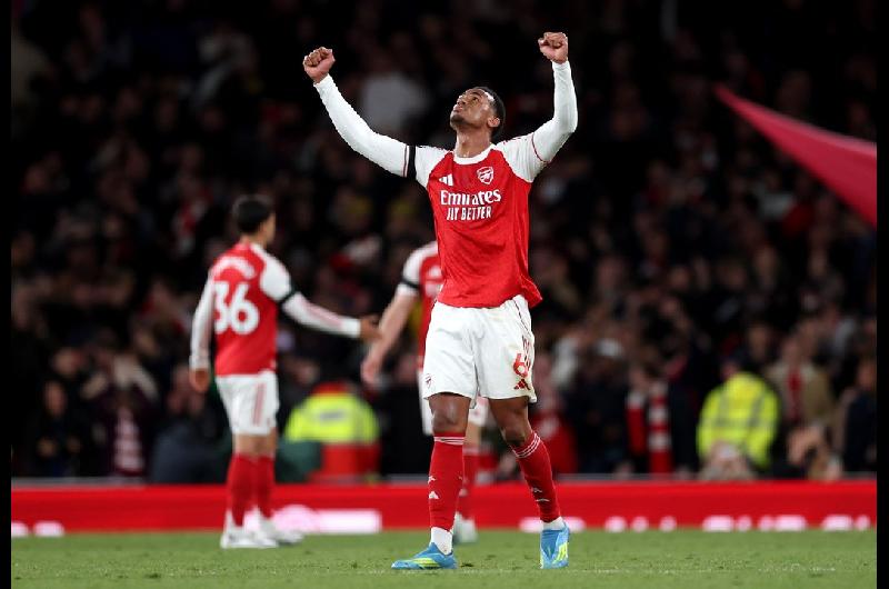 Arsenal le ganoacute al Burnley y quedoacute a un triunfo de ser campeoacuten de la Premier League