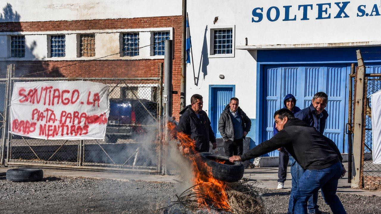 Maacutes de 300 diacuteas sin cobrar cubiertas quemadas y un reclamo desesperado- ldquoQue nos den la faacutebricardquo