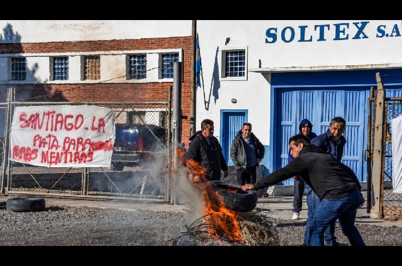 Maacutes de 300 diacuteas sin cobrar cubiertas quemadas y un reclamo desesperado- ldquoQue nos den la faacutebricardquo