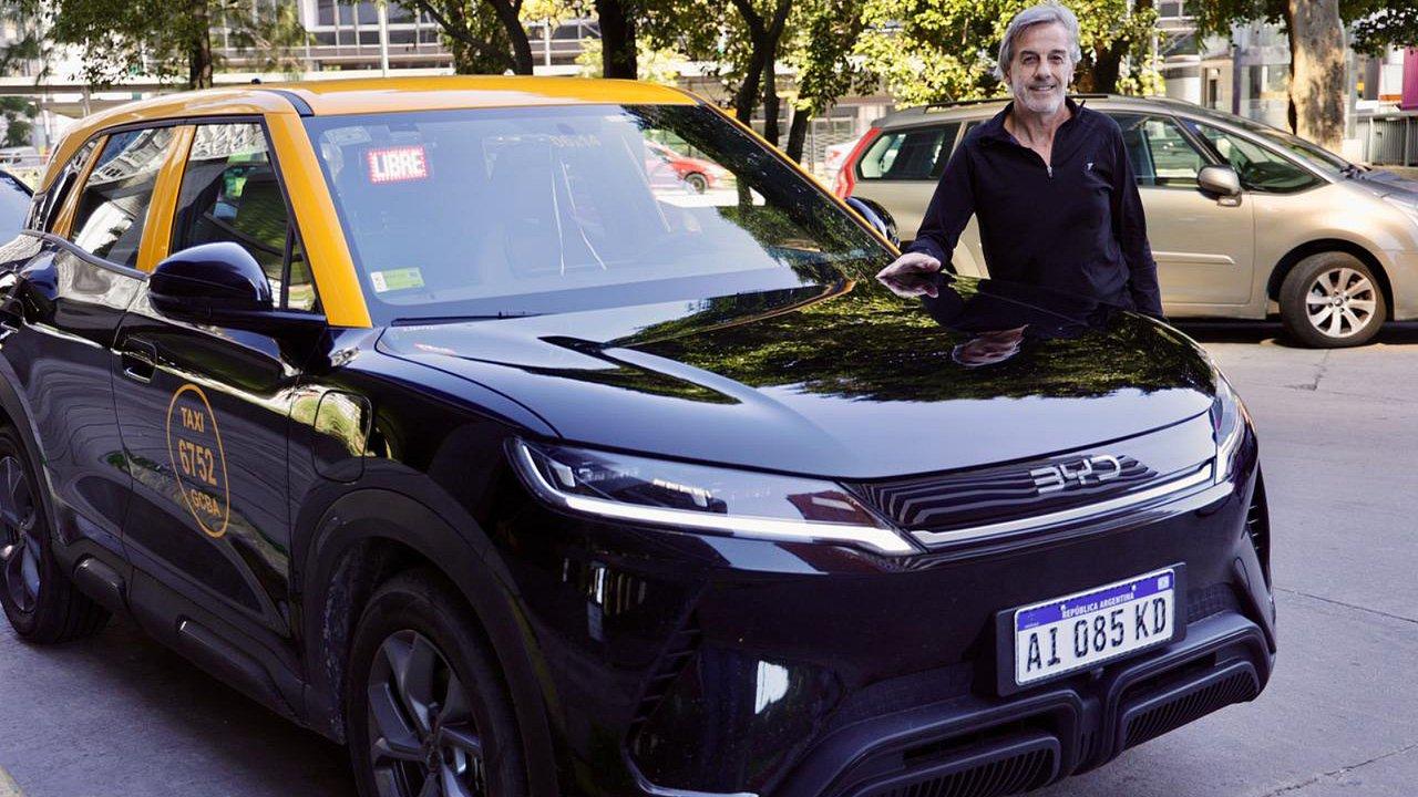 ldquoNo piso maacutes una estacioacuten de serviciordquo- el primer taxista con auto eleacutectrico del paiacutes contoacute cuaacutento ahorra