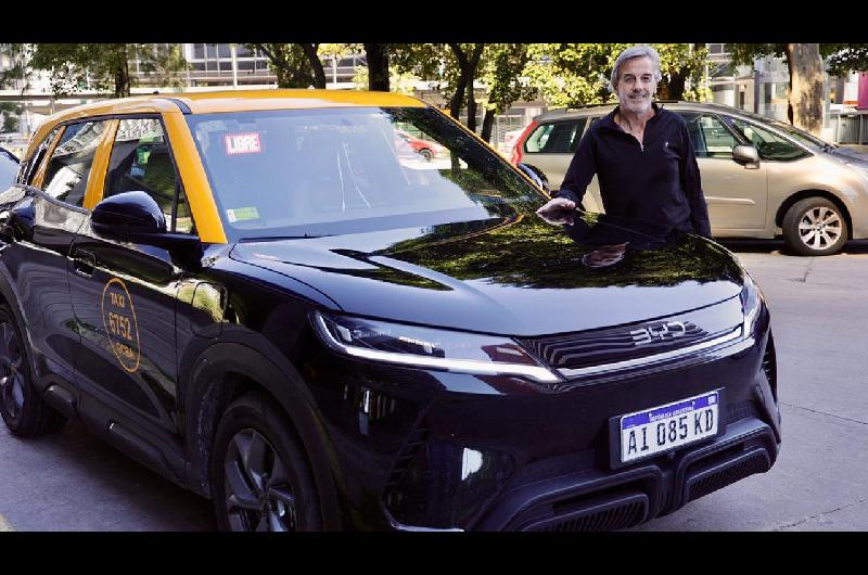 ldquoNo piso maacutes una estacioacuten de serviciordquo- el primer taxista con auto eleacutectrico del paiacutes contoacute cuaacutento ahorra