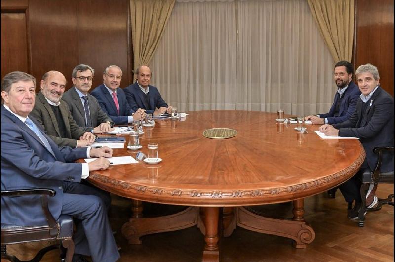 Luis Caputo recibioacute a las autoridades de la UIA