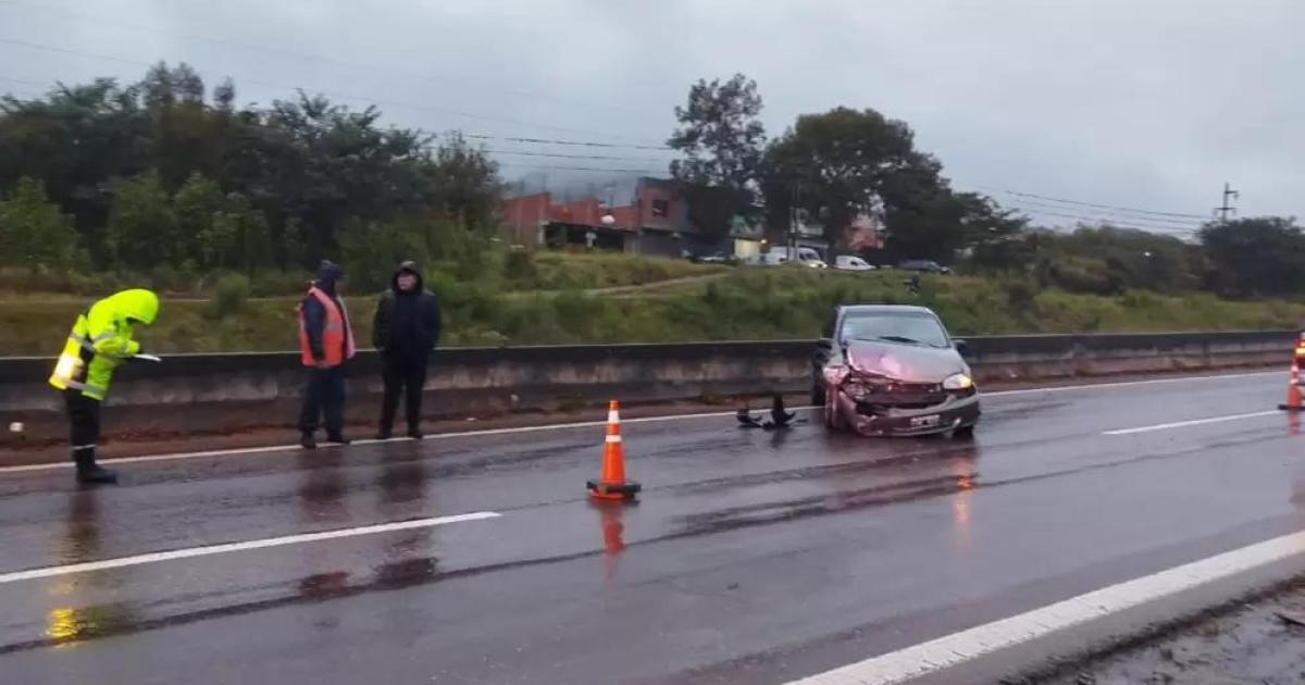 Muacuteltiples choques en cadena provocan un fuerte colapso vehicular bajo la lluvia