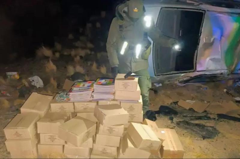 Volcoacute intentando escapar de un control- llevaba figuritas y aacutelbumes de contrabando