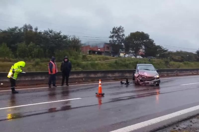 Muacuteltiples choques en cadena provocan un fuerte colapso vehicular bajo la lluvia
