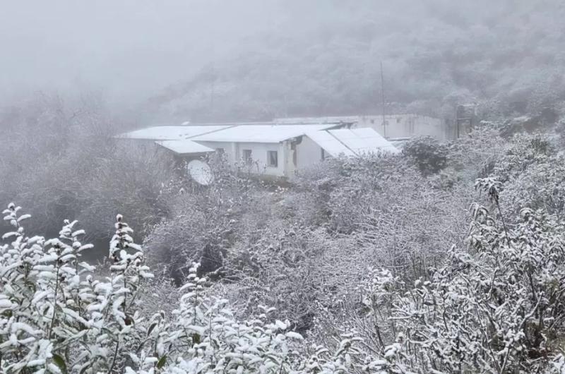 Mucho friacuteo y la nieve que cubrioacute de blanco a Molulo