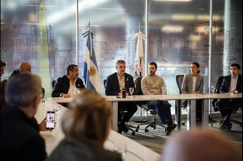 Jorge Macri anuncioacute que los taxis y las aplicaciones ldquovan a competir con reglas clarasrdquo en CABA