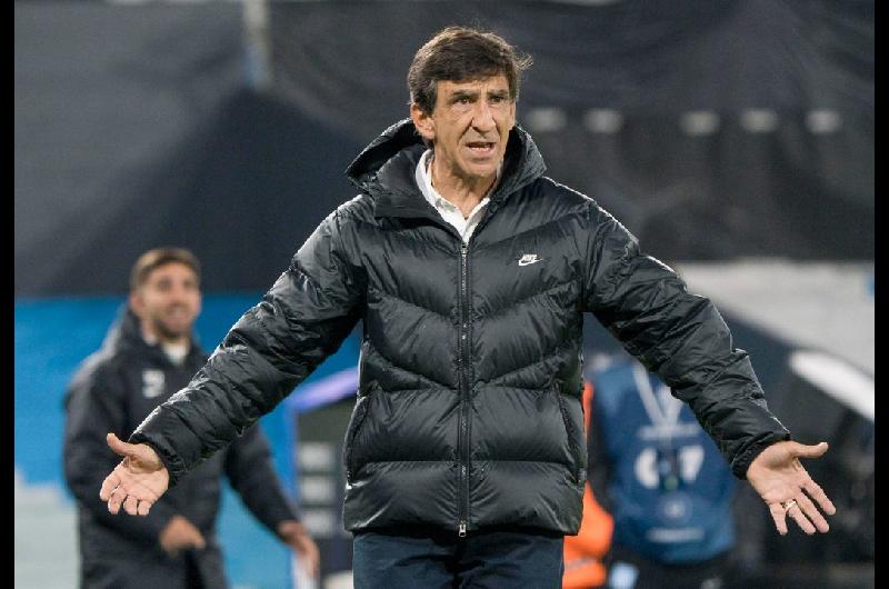 Costas puso en duda su continuidad en Racing- ldquoNo voy a tomar decisiones en calienterdquo