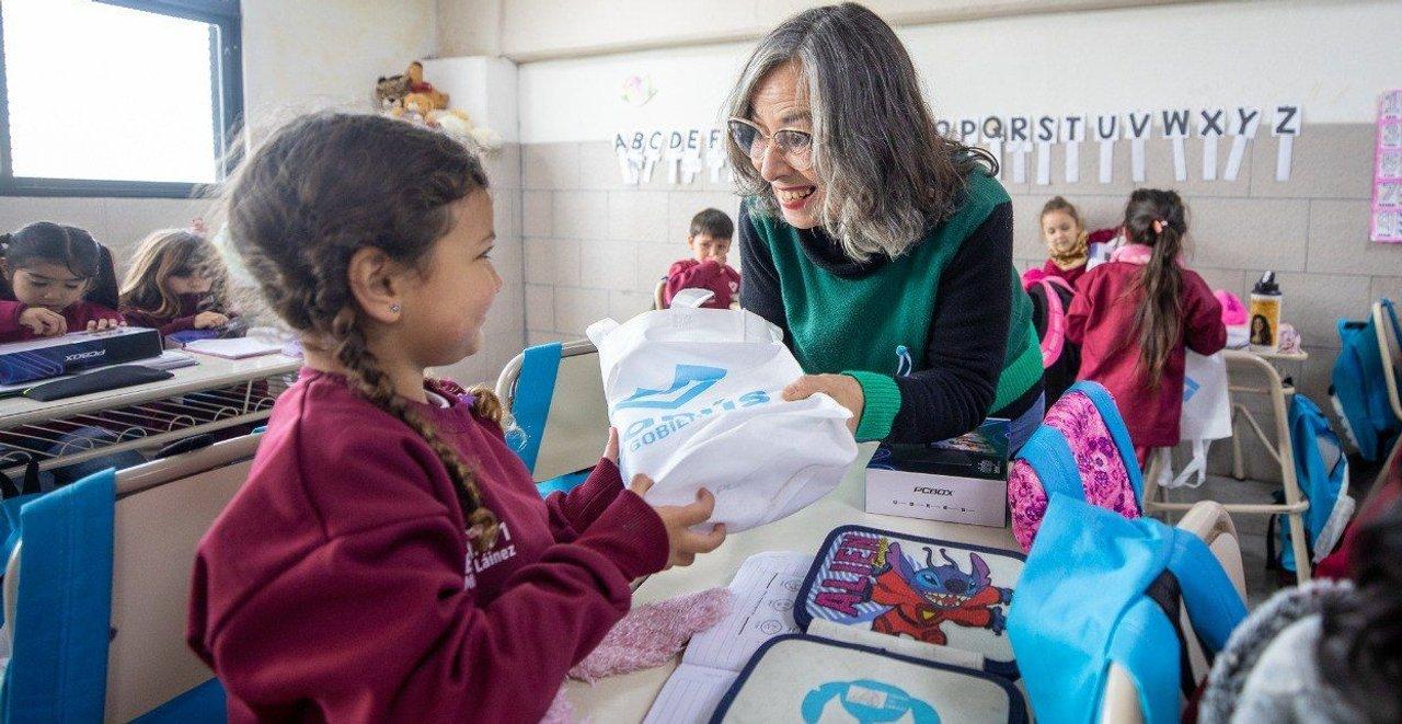 Lanuacutes entregoacute tablets a estudiantes de primer grado de la EPMB Ndeg1 ldquoManuel Laacuteinezrdquo
