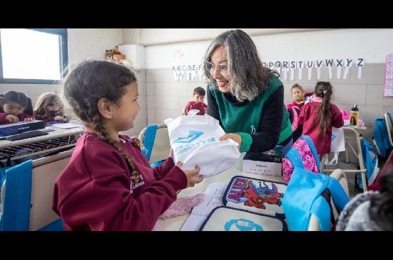 Lanuacutes entregoacute tablets a estudiantes de primer grado de la EPMB Ndeg1 ldquoManuel Laacuteinezrdquo