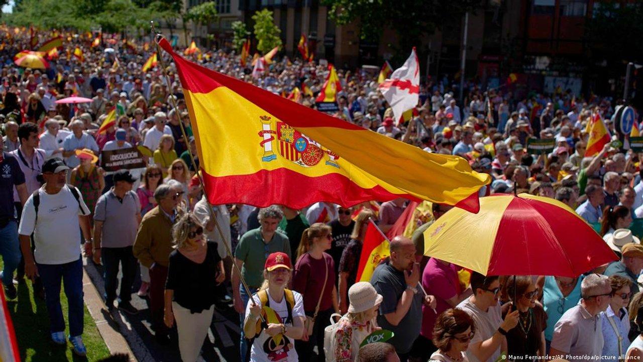Una multitud copoacute las calles de Madrid para exigir la renuncia de Pedro Saacutenchez