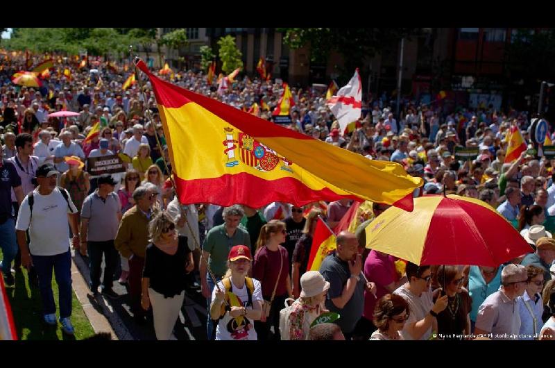 Una multitud copoacute las calles de Madrid para exigir la renuncia de Pedro Saacutenchez