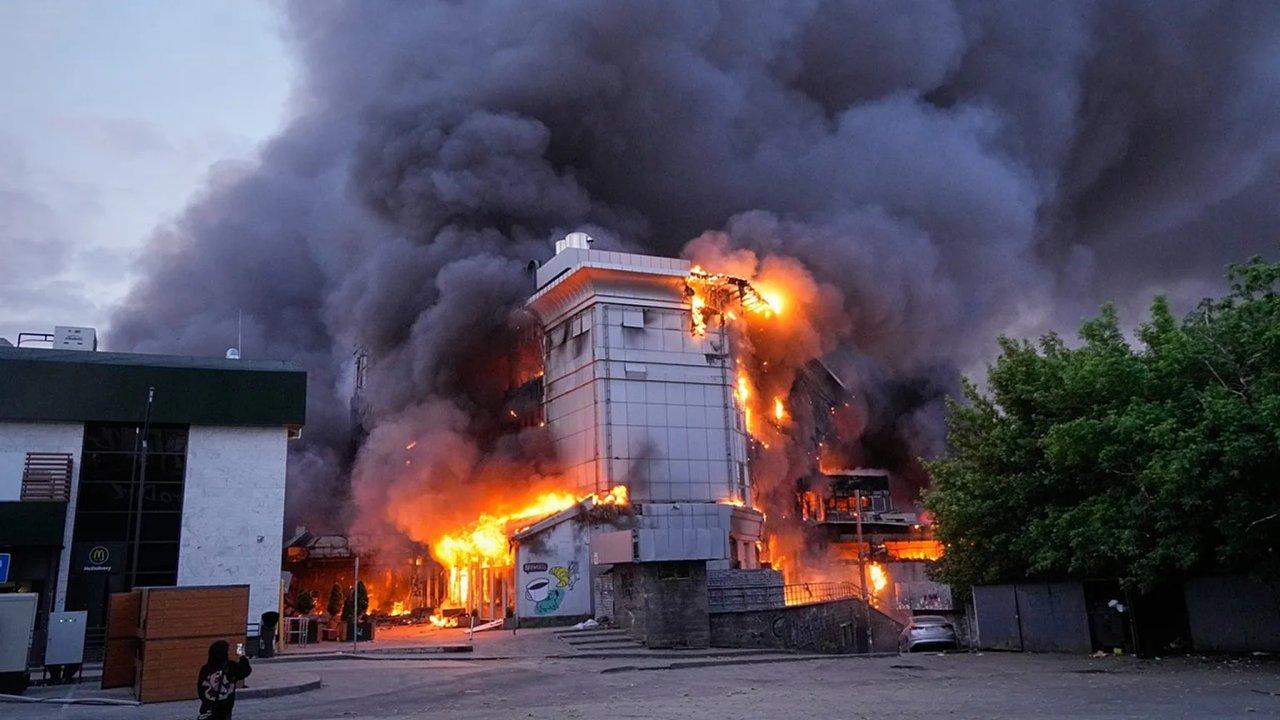 Rusia desatoacute un feroz bombardeo contra Kiev con 690 misiles y drones que matoacute a cuatro personas