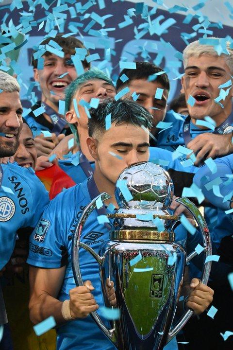 Un momento para la historia- Belgrano levanta la primera copa de su historia en Primera Divisioacuten