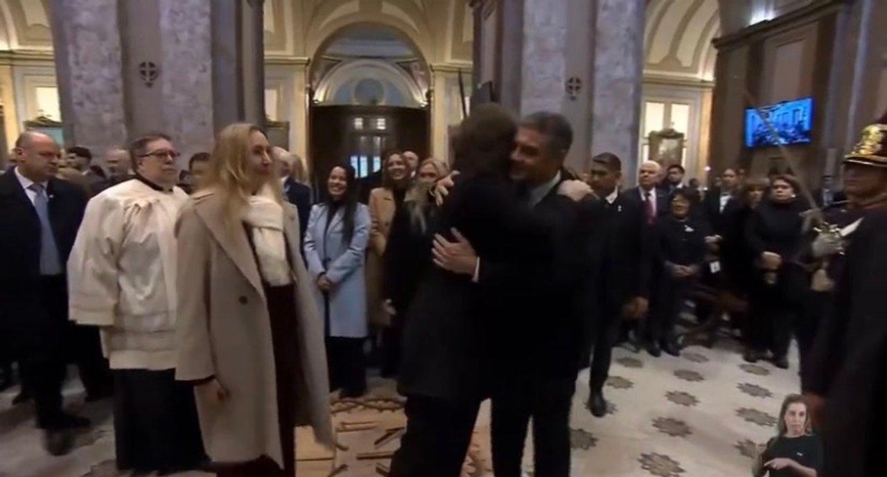 Tras no saludarlo el antildeo pasado Milei le dio un abrazo a Jorge Macri