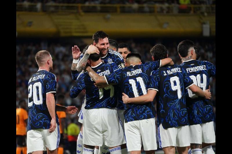 Rumbo al Mundial 2026- tres futbolistas de la Seleccioacuten argentina arribaron al paiacutes y le dejaron un mensaje al DT