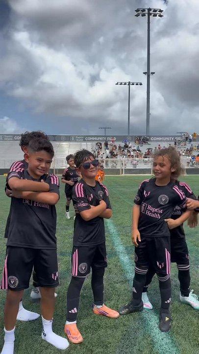 El hijo menor de Messi marcoacute un golazo de tiro libre y festejoacute con lentes de sol