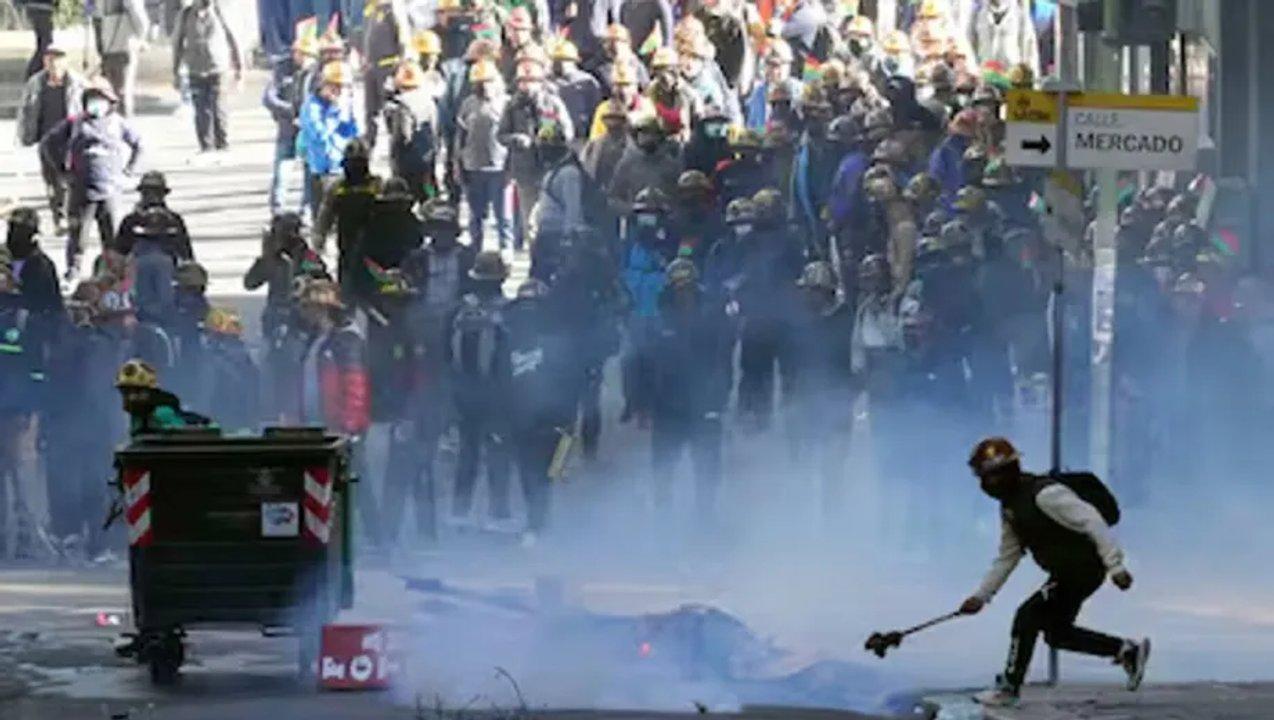 Vuelve la violencia a La Paz con choques entre manifestantes y policiacuteas