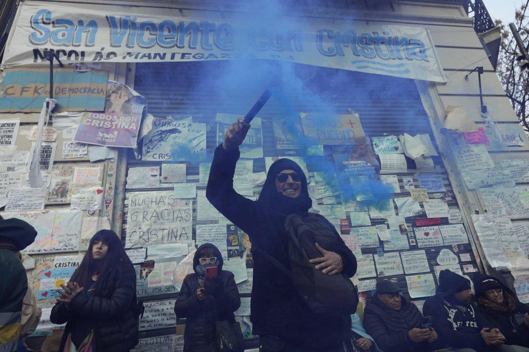 La Caacutempora movilizoacute frente al domicilio de Cristina Kirchner y recordoacute la asuncioacuten de Neacutestor Kirchner