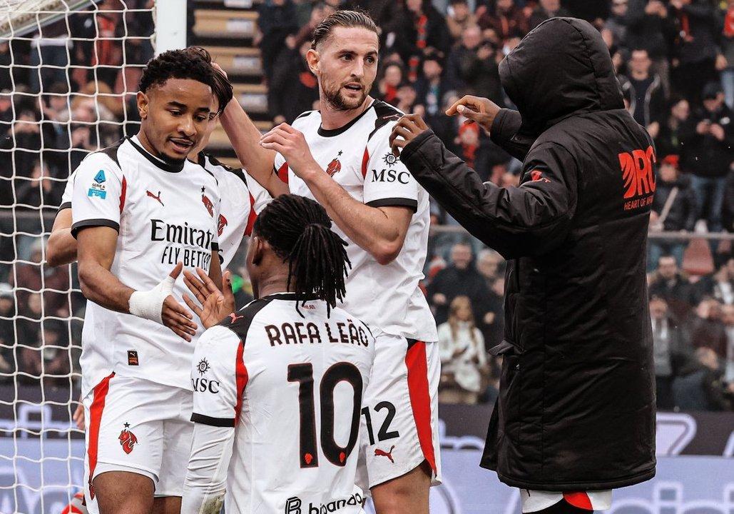 Milan despidioacute a su entrenador tras quedarse sin Champions