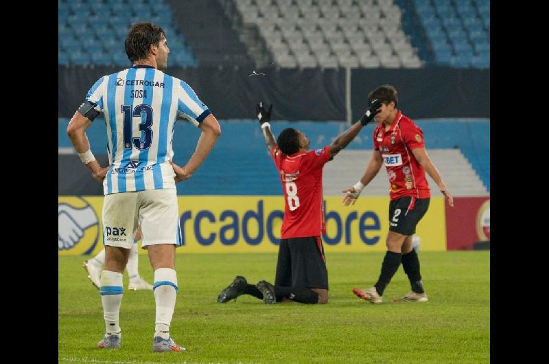 Racing en plena crisis y ya eliminado cierra su participacioacuten en la Copa Sudamericana