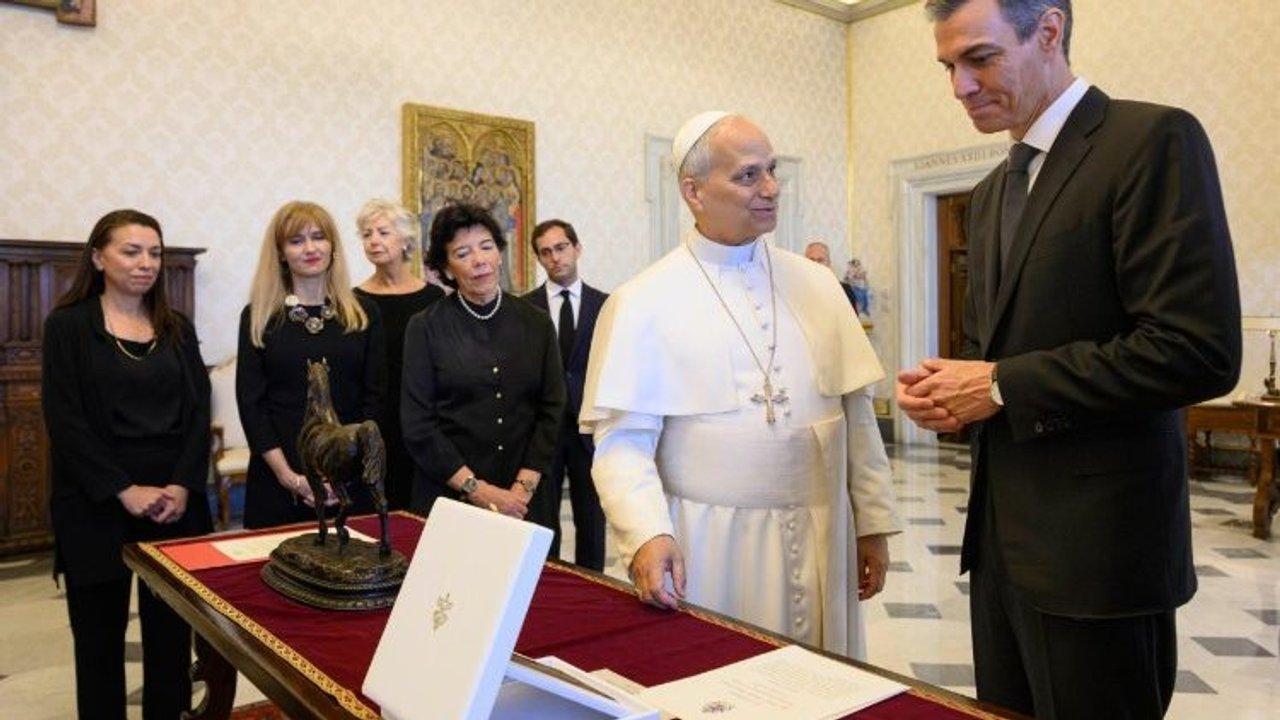 El Papa Leoacuten XIV recibioacute a Pedro Saacutenchez 