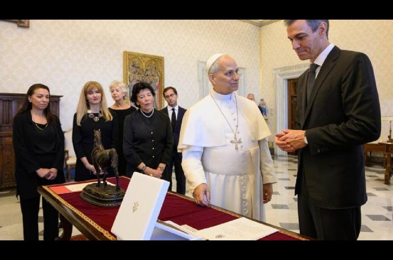 El Papa Leoacuten XIV recibioacute a Pedro Saacutenchez 