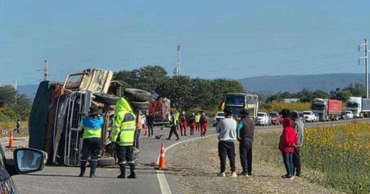 Una camioneta chocoacute contra un camioacuten y cuatro personas resultaron heridas