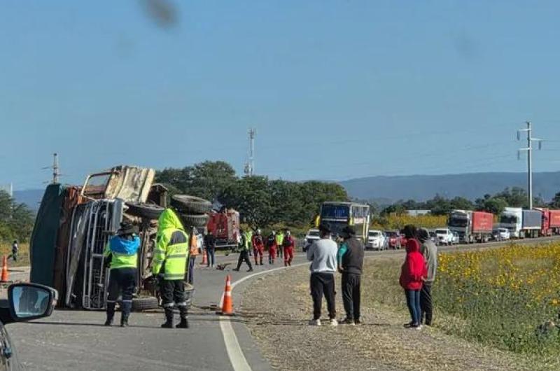Una camioneta chocoacute contra un camioacuten y cuatro personas resultaron heridas
