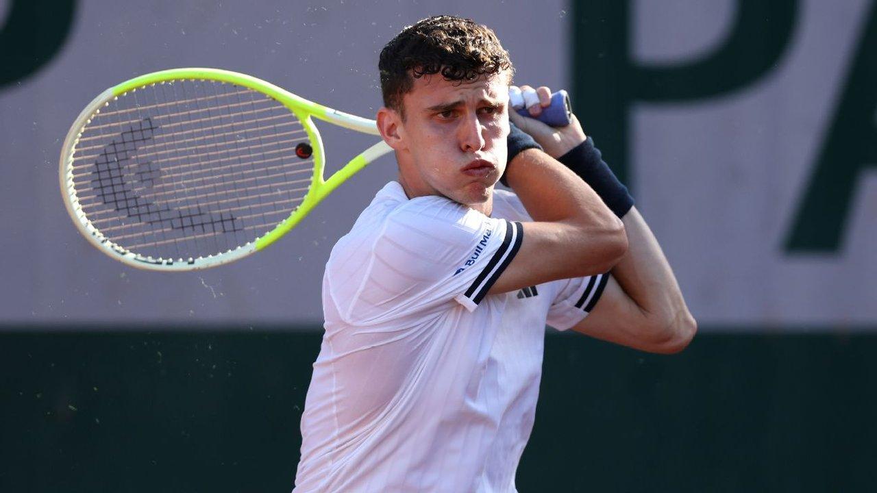 Juan Manuel Ceruacutendolo dio el batacazo del antildeo y eliminoacute a Sinner en Roland Garros