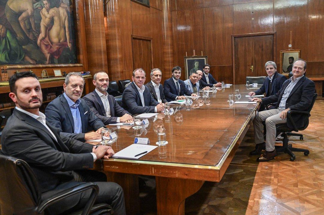 Caputo recibioacute al gobernador de Chubut y a una petrolera que invertiraacute otro US 680 millones