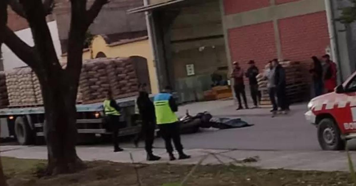 Motociclista chocoacute con un camioacuten y murioacute en Libertador General San Martiacuten