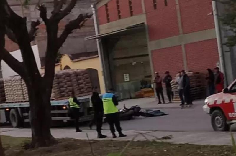 Motociclista chocoacute con un camioacuten y murioacute en Libertador General San Martiacuten