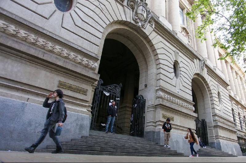 Los alumnos del Colegio Nacional de Buenos Aires reactivaron la medida de fuerza al teacutermino del turno noche