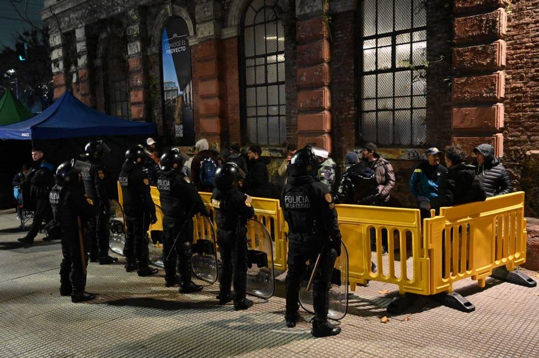 Boca vs Universidad Catoacutelica- 23 hinchas chilenos con derecho de admisioacuten y 42 trapitos demorados