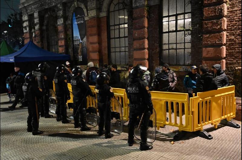 Boca vs Universidad Catoacutelica- 23 hinchas chilenos con derecho de admisioacuten y 42 trapitos demorados