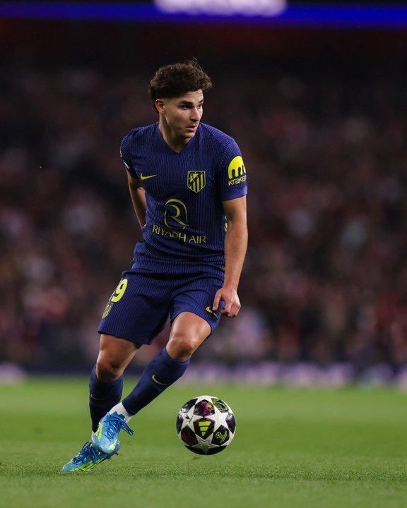Los iroacutenicos posteos del Atleacutetico de Madrid contra el Barcelona en medio de la negociacioacuten por Juliaacuten Aacutelvarez