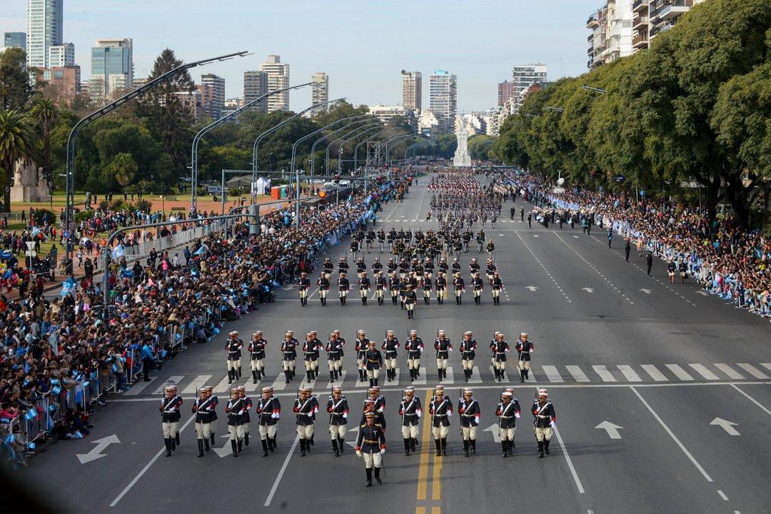 El Gobierno evaluacutea suspender el desfile militar del 9 de Julio en medio del ajuste en Defensa