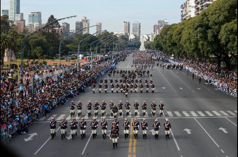 El Gobierno evaluacutea suspender el desfile militar del 9 de Julio en medio del ajuste en Defensa