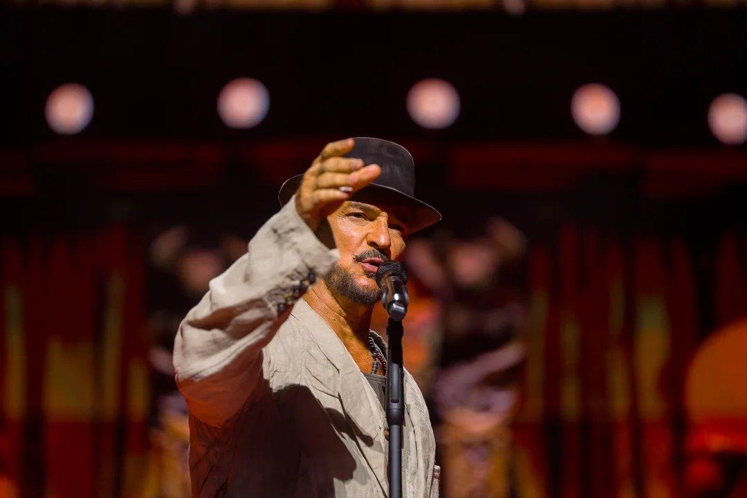 Ricardo Arjona emocionoacute a miles de fanaacuteticos en Paraguay con una noche ldquoparisinardquo llena de claacutesicos