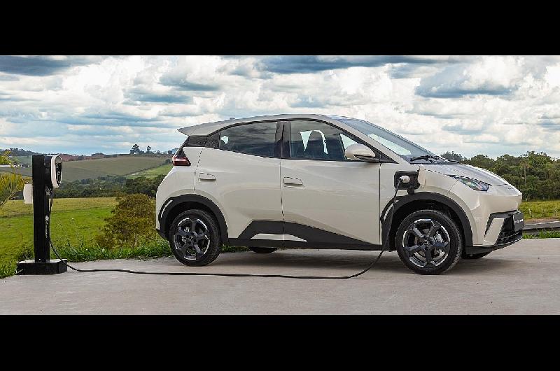 Hasta 380 km de autonomiacutea y 150 kmh- asiacute es el uacutenico auto eleacutectrico que supera las 1000 ventas en Argentina