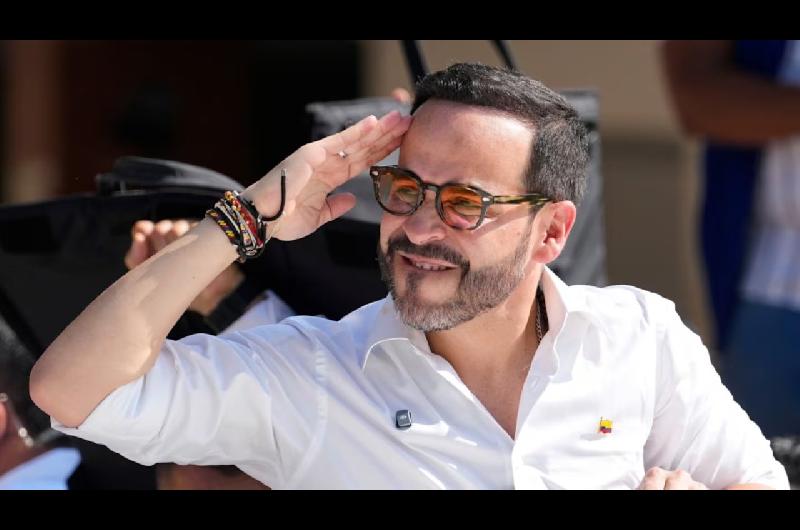 De la Espriella desafiacutea a Cepeda a un debate- ldquoiquestAhora siacute cobarde Te escondiste mientras tu duentildeo haciacutea tu campantildeardquo