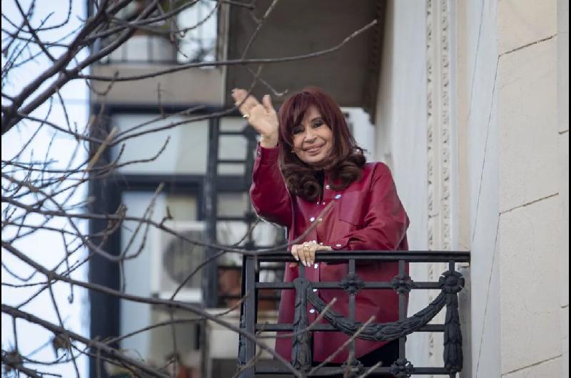 Volvieron a reunirse militantes frente al edificio de Cristina Kirchner a casi un antildeo de su detencioacuten domiciliaria