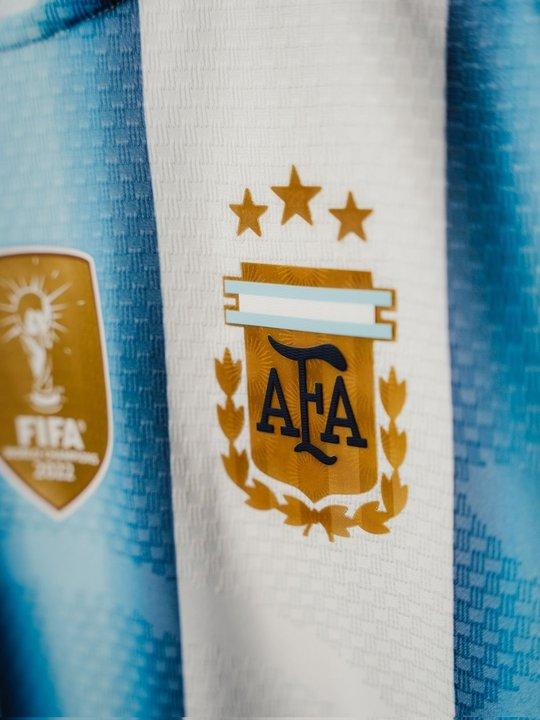 Se confirmaron las camisetas que utilizaraacute la Seleccioacuten argentina en la fase de grupos del Mundial 2026