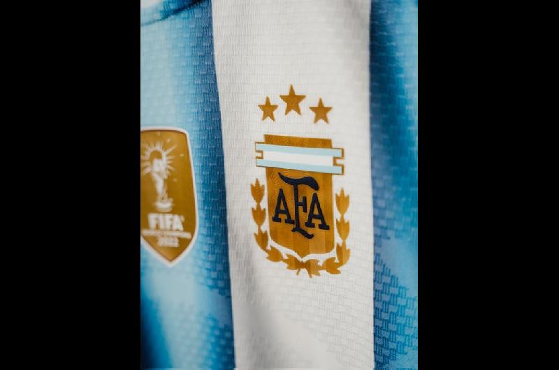 Se confirmaron las camisetas que utilizaraacute la Seleccioacuten argentina en la fase de grupos del Mundial 2026