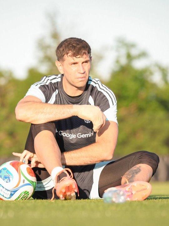 El posteo del acuteDibuacute Martiacutenez con la mano vendada durante el entrenamiento de la Seleccioacuten argentina