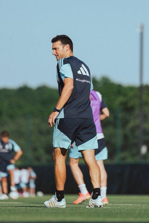 La Seleccioacuten argentina completoacute su segundo entrenamiento en Kansas y Scaloni proboacute un once para jugar ante Honduras
