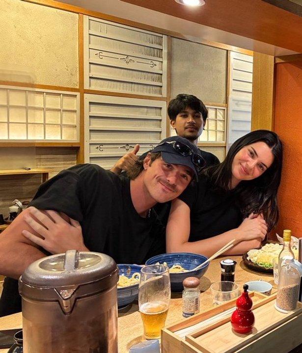 Kendall Jenner y Jacob Elordi ya no esconden su amor- su viaje expreacutes a Japoacuten